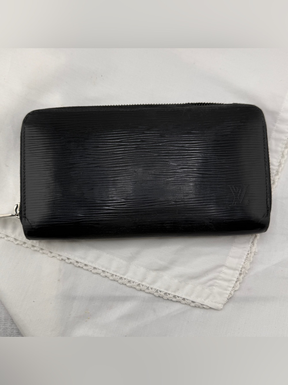 AUTHENTIC Louis Vuitton wallet. Black.